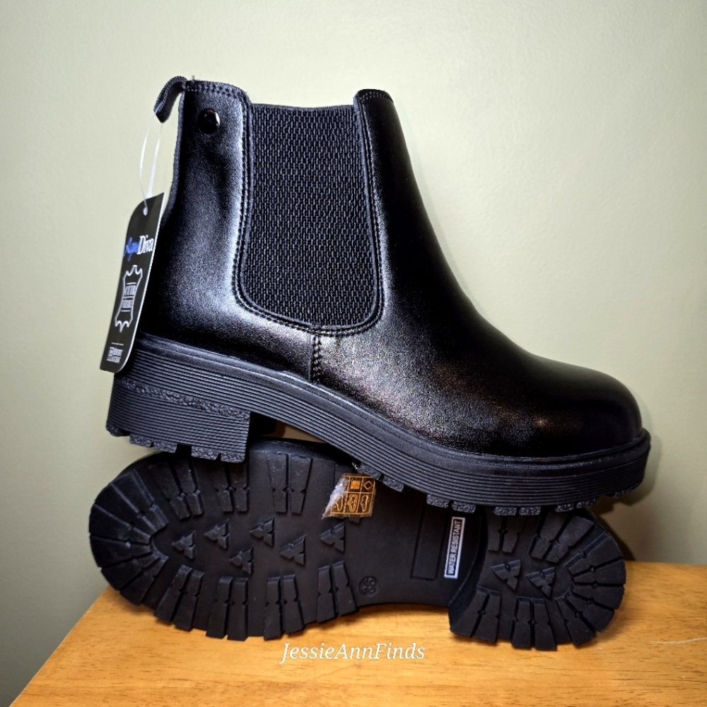 NWT Aqua Diva Black Leather Alesse Chelsea Water Resistant Boots Size 5 or 36